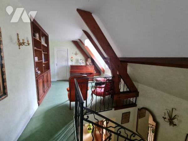 OISEMONT - Maison familiale aux beaux volumes édifiée sur sous-sol total comprenant au rez-de-c...