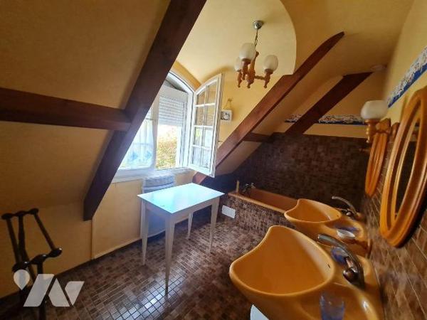 OISEMONT - Maison familiale aux beaux volumes édifiée sur sous-sol total comprenant au rez-de-c...