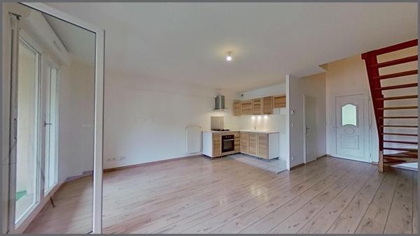 Magnifique duplex dans petite copropriété, DPE C, 2 chambres, grande terrasse, garage. Centre ville