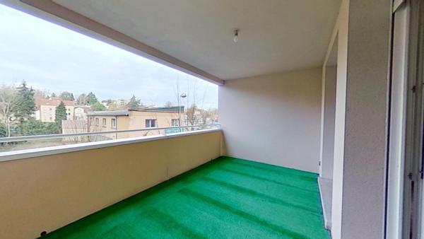 Magnifique duplex dans petite copropriété, DPE C, 2 chambres, grande terrasse, garage. Centre ville