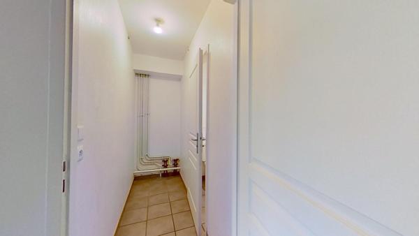 Magnifique duplex dans petite copropriété, DPE C, 2 chambres, grande terrasse, garage. Centre ville