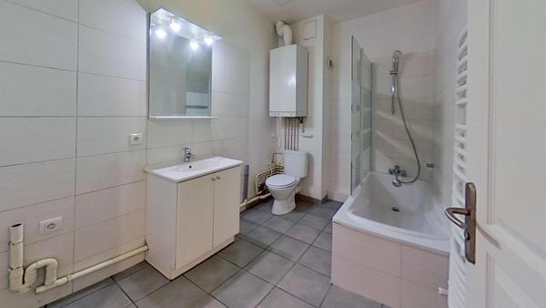 Magnifique duplex dans petite copropriété, DPE C, 2 chambres, grande terrasse, garage. Centre ville