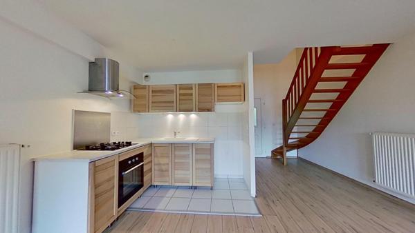 Magnifique duplex dans petite copropriété, DPE C, 2 chambres, grande terrasse, garage. Centre ville