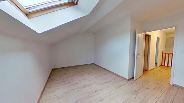 Magnifique duplex dans petite copropriété, DPE C, 2 chambres, grande terrasse, garage. Centre ville