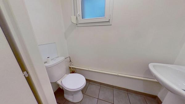 Magnifique duplex dans petite copropriété, DPE C, 2 chambres, grande terrasse, garage. Centre ville