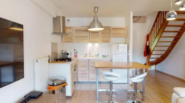 Magnifique duplex dans petite copropriété, DPE C, 2 chambres, grande terrasse, garage. Centre ville