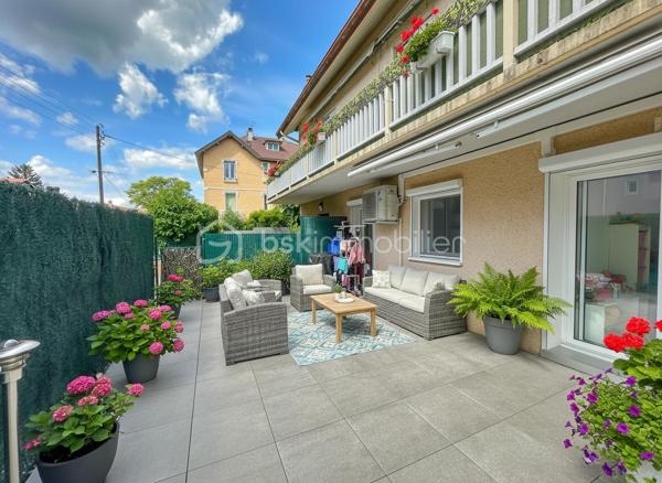 Situé à Aix-les-Bains, dans une petite copropriété calme à faibles charges (150€/an environ), cet appartement T3 de près de 72 m² Carrez séduira par son agencement fonctionnel, ses prestations récentes et sa vaste terrasse privative de 46 m² exposée plein ouest.
Entièrement rénové progressivement jusqu’en 2023, le bien offre un cadre de vie confortable et moderne, idéal pour une résidence principale.

L’appartement se compose :
- d’une belle pièce de vie avec cuisine ouverte de plus de 30 m²,
- de deux chambres confortables de 12m2
- d’une salle d’eau contemporaine avec grande douche à l’italienne,
- d’un WC indépendant,
- ainsi que d’un espace cellier / buanderie particulièrement pratique au quotidien.

L’espace extérieur constitue un véritable atout rare sur le secteur : une terrasse de plain-pied avec un grand store banne électrique, permettant de profiter pleinement des beaux jours, des repas en extérieur ou d’un espace détente familial.
Pour le confort été comme hiver, l’appartement dispose d’une climatisation réversible récente dans toute les pièces (installation 2022).

Les + du bien :
- Appartement rénové, plus qu’à poser ses valises
- Grande terrasse privative de 45,8 m² très bien exposée
- Climatisation réversible récente
- Excellent classement énergétique : DPE C / A
- Place de stationnement privative incluse + possibilité de louer un garage de 25m2 avec Mezzanine
- Petite copropriété calme avec faibles charges
- Situation pratique entre le centre-ville, la gare et le lac
- Aucune anomalie électrique

Emplacement pratique entre le centre-ville, la gare et le lac, avec accès rapide aux commodités et principaux axes.
À visiter sans tarder