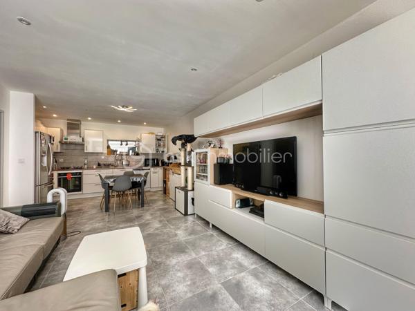 Situé à Aix-les-Bains, dans une petite copropriété calme à faibles charges (150€/an environ), cet appartement T3 de près de 72 m² Carrez séduira par son agencement fonctionnel, ses prestations récentes et sa vaste terrasse privative de 46 m² exposée plein ouest.
Entièrement rénové progressivement jusqu’en 2023, le bien offre un cadre de vie confortable et moderne, idéal pour une résidence principale.

L’appartement se compose :
- d’une belle pièce de vie avec cuisine ouverte de plus de 30 m²,
- de deux chambres confortables de 12m2
- d’une salle d’eau contemporaine avec grande douche à l’italienne,
- d’un WC indépendant,
- ainsi que d’un espace cellier / buanderie particulièrement pratique au quotidien.

L’espace extérieur constitue un véritable atout rare sur le secteur : une terrasse de plain-pied avec un grand store banne électrique, permettant de profiter pleinement des beaux jours, des repas en extérieur ou d’un espace détente familial.
Pour le confort été comme hiver, l’appartement dispose d’une climatisation réversible récente dans toute les pièces (installation 2022).

Les + du bien :
- Appartement rénové, plus qu’à poser ses valises
- Grande terrasse privative de 45,8 m² très bien exposée
- Climatisation réversible récente
- Excellent classement énergétique : DPE C / A
- Place de stationnement privative incluse + possibilité de louer un garage de 25m2 avec Mezzanine
- Petite copropriété calme avec faibles charges
- Situation pratique entre le centre-ville, la gare et le lac
- Aucune anomalie électrique

Emplacement pratique entre le centre-ville, la gare et le lac, avec accès rapide aux commodités et principaux axes.
À visiter sans tarder