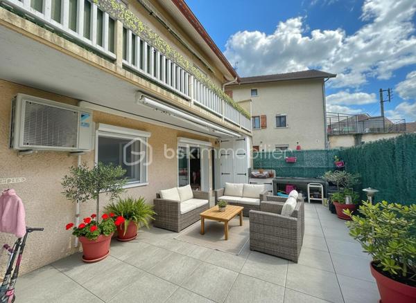 Situé à Aix-les-Bains, dans une petite copropriété calme à faibles charges (150€/an environ), cet appartement T3 de près de 72 m² Carrez séduira par son agencement fonctionnel, ses prestations récentes et sa vaste terrasse privative de 46 m² exposée plein ouest.
Entièrement rénové progressivement jusqu’en 2023, le bien offre un cadre de vie confortable et moderne, idéal pour une résidence principale.

L’appartement se compose :
- d’une belle pièce de vie avec cuisine ouverte de plus de 30 m²,
- de deux chambres confortables de 12m2
- d’une salle d’eau contemporaine avec grande douche à l’italienne,
- d’un WC indépendant,
- ainsi que d’un espace cellier / buanderie particulièrement pratique au quotidien.

L’espace extérieur constitue un véritable atout rare sur le secteur : une terrasse de plain-pied avec un grand store banne électrique, permettant de profiter pleinement des beaux jours, des repas en extérieur ou d’un espace détente familial.
Pour le confort été comme hiver, l’appartement dispose d’une climatisation réversible récente dans toute les pièces (installation 2022).

Les + du bien :
- Appartement rénové, plus qu’à poser ses valises
- Grande terrasse privative de 45,8 m² très bien exposée
- Climatisation réversible récente
- Excellent classement énergétique : DPE C / A
- Place de stationnement privative incluse + possibilité de louer un garage de 25m2 avec Mezzanine
- Petite copropriété calme avec faibles charges
- Situation pratique entre le centre-ville, la gare et le lac
- Aucune anomalie électrique

Emplacement pratique entre le centre-ville, la gare et le lac, avec accès rapide aux commodités et principaux axes.
À visiter sans tarder