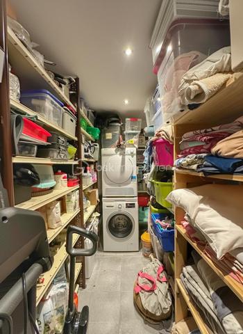Situé à Aix-les-Bains, dans une petite copropriété calme à faibles charges (150€/an environ), cet appartement T3 de près de 72 m² Carrez séduira par son agencement fonctionnel, ses prestations récentes et sa vaste terrasse privative de 46 m² exposée plein ouest.
Entièrement rénové progressivement jusqu’en 2023, le bien offre un cadre de vie confortable et moderne, idéal pour une résidence principale.

L’appartement se compose :
- d’une belle pièce de vie avec cuisine ouverte de plus de 30 m²,
- de deux chambres confortables de 12m2
- d’une salle d’eau contemporaine avec grande douche à l’italienne,
- d’un WC indépendant,
- ainsi que d’un espace cellier / buanderie particulièrement pratique au quotidien.

L’espace extérieur constitue un véritable atout rare sur le secteur : une terrasse de plain-pied avec un grand store banne électrique, permettant de profiter pleinement des beaux jours, des repas en extérieur ou d’un espace détente familial.
Pour le confort été comme hiver, l’appartement dispose d’une climatisation réversible récente dans toute les pièces (installation 2022).

Les + du bien :
- Appartement rénové, plus qu’à poser ses valises
- Grande terrasse privative de 45,8 m² très bien exposée
- Climatisation réversible récente
- Excellent classement énergétique : DPE C / A
- Place de stationnement privative incluse + possibilité de louer un garage de 25m2 avec Mezzanine
- Petite copropriété calme avec faibles charges
- Situation pratique entre le centre-ville, la gare et le lac
- Aucune anomalie électrique

Emplacement pratique entre le centre-ville, la gare et le lac, avec accès rapide aux commodités et principaux axes.
À visiter sans tarder