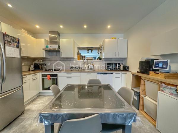 Situé à Aix-les-Bains, dans une petite copropriété calme à faibles charges (150€/an environ), cet appartement T3 de près de 72 m² Carrez séduira par son agencement fonctionnel, ses prestations récentes et sa vaste terrasse privative de 46 m² exposée plein ouest.
Entièrement rénové progressivement jusqu’en 2023, le bien offre un cadre de vie confortable et moderne, idéal pour une résidence principale.

L’appartement se compose :
- d’une belle pièce de vie avec cuisine ouverte de plus de 30 m²,
- de deux chambres confortables de 12m2
- d’une salle d’eau contemporaine avec grande douche à l’italienne,
- d’un WC indépendant,
- ainsi que d’un espace cellier / buanderie particulièrement pratique au quotidien.

L’espace extérieur constitue un véritable atout rare sur le secteur : une terrasse de plain-pied avec un grand store banne électrique, permettant de profiter pleinement des beaux jours, des repas en extérieur ou d’un espace détente familial.
Pour le confort été comme hiver, l’appartement dispose d’une climatisation réversible récente dans toute les pièces (installation 2022).

Les + du bien :
- Appartement rénové, plus qu’à poser ses valises
- Grande terrasse privative de 45,8 m² très bien exposée
- Climatisation réversible récente
- Excellent classement énergétique : DPE C / A
- Place de stationnement privative incluse + possibilité de louer un garage de 25m2 avec Mezzanine
- Petite copropriété calme avec faibles charges
- Situation pratique entre le centre-ville, la gare et le lac
- Aucune anomalie électrique

Emplacement pratique entre le centre-ville, la gare et le lac, avec accès rapide aux commodités et principaux axes.
À visiter sans tarder