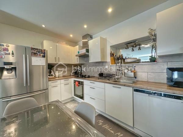 Situé à Aix-les-Bains, dans une petite copropriété calme à faibles charges (150€/an environ), cet appartement T3 de près de 72 m² Carrez séduira par son agencement fonctionnel, ses prestations récentes et sa vaste terrasse privative de 46 m² exposée plein ouest.
Entièrement rénové progressivement jusqu’en 2023, le bien offre un cadre de vie confortable et moderne, idéal pour une résidence principale.

L’appartement se compose :
- d’une belle pièce de vie avec cuisine ouverte de plus de 30 m²,
- de deux chambres confortables de 12m2
- d’une salle d’eau contemporaine avec grande douche à l’italienne,
- d’un WC indépendant,
- ainsi que d’un espace cellier / buanderie particulièrement pratique au quotidien.

L’espace extérieur constitue un véritable atout rare sur le secteur : une terrasse de plain-pied avec un grand store banne électrique, permettant de profiter pleinement des beaux jours, des repas en extérieur ou d’un espace détente familial.
Pour le confort été comme hiver, l’appartement dispose d’une climatisation réversible récente dans toute les pièces (installation 2022).

Les + du bien :
- Appartement rénové, plus qu’à poser ses valises
- Grande terrasse privative de 45,8 m² très bien exposée
- Climatisation réversible récente
- Excellent classement énergétique : DPE C / A
- Place de stationnement privative incluse + possibilité de louer un garage de 25m2 avec Mezzanine
- Petite copropriété calme avec faibles charges
- Situation pratique entre le centre-ville, la gare et le lac
- Aucune anomalie électrique

Emplacement pratique entre le centre-ville, la gare et le lac, avec accès rapide aux commodités et principaux axes.
À visiter sans tarder