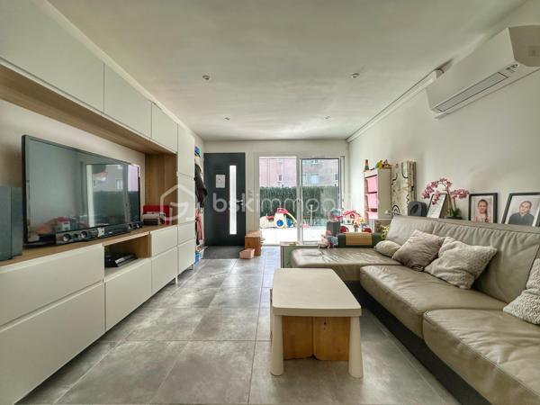 Situé à Aix-les-Bains, dans une petite copropriété calme à faibles charges (150€/an environ), cet appartement T3 de près de 72 m² Carrez séduira par son agencement fonctionnel, ses prestations récentes et sa vaste terrasse privative de 46 m² exposée plein ouest.
Entièrement rénové progressivement jusqu’en 2023, le bien offre un cadre de vie confortable et moderne, idéal pour une résidence principale.

L’appartement se compose :
- d’une belle pièce de vie avec cuisine ouverte de plus de 30 m²,
- de deux chambres confortables de 12m2
- d’une salle d’eau contemporaine avec grande douche à l’italienne,
- d’un WC indépendant,
- ainsi que d’un espace cellier / buanderie particulièrement pratique au quotidien.

L’espace extérieur constitue un véritable atout rare sur le secteur : une terrasse de plain-pied avec un grand store banne électrique, permettant de profiter pleinement des beaux jours, des repas en extérieur ou d’un espace détente familial.
Pour le confort été comme hiver, l’appartement dispose d’une climatisation réversible récente dans toute les pièces (installation 2022).

Les + du bien :
- Appartement rénové, plus qu’à poser ses valises
- Grande terrasse privative de 45,8 m² très bien exposée
- Climatisation réversible récente
- Excellent classement énergétique : DPE C / A
- Place de stationnement privative incluse + possibilité de louer un garage de 25m2 avec Mezzanine
- Petite copropriété calme avec faibles charges
- Situation pratique entre le centre-ville, la gare et le lac
- Aucune anomalie électrique

Emplacement pratique entre le centre-ville, la gare et le lac, avec accès rapide aux commodités et principaux axes.
À visiter sans tarder