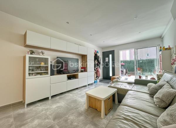 Situé à Aix-les-Bains, dans une petite copropriété calme à faibles charges (150€/an environ), cet appartement T3 de près de 72 m² Carrez séduira par son agencement fonctionnel, ses prestations récentes et sa vaste terrasse privative de 46 m² exposée plein ouest.
Entièrement rénové progressivement jusqu’en 2023, le bien offre un cadre de vie confortable et moderne, idéal pour une résidence principale.

L’appartement se compose :
- d’une belle pièce de vie avec cuisine ouverte de plus de 30 m²,
- de deux chambres confortables de 12m2
- d’une salle d’eau contemporaine avec grande douche à l’italienne,
- d’un WC indépendant,
- ainsi que d’un espace cellier / buanderie particulièrement pratique au quotidien.

L’espace extérieur constitue un véritable atout rare sur le secteur : une terrasse de plain-pied avec un grand store banne électrique, permettant de profiter pleinement des beaux jours, des repas en extérieur ou d’un espace détente familial.
Pour le confort été comme hiver, l’appartement dispose d’une climatisation réversible récente dans toute les pièces (installation 2022).

Les + du bien :
- Appartement rénové, plus qu’à poser ses valises
- Grande terrasse privative de 45,8 m² très bien exposée
- Climatisation réversible récente
- Excellent classement énergétique : DPE C / A
- Place de stationnement privative incluse + possibilité de louer un garage de 25m2 avec Mezzanine
- Petite copropriété calme avec faibles charges
- Situation pratique entre le centre-ville, la gare et le lac
- Aucune anomalie électrique

Emplacement pratique entre le centre-ville, la gare et le lac, avec accès rapide aux commodités et principaux axes.
À visiter sans tarder