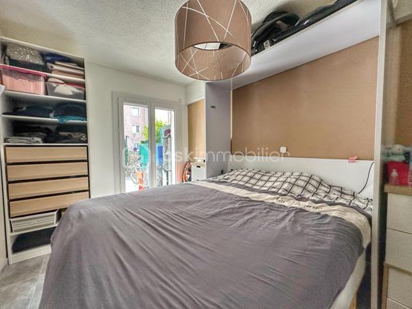 Situé à Aix-les-Bains, dans une petite copropriété calme à faibles charges (150€/an environ), cet appartement T3 de près de 72 m² Carrez séduira par son agencement fonctionnel, ses prestations récentes et sa vaste terrasse privative de 46 m² exposée plein ouest.
Entièrement rénové progressivement jusqu’en 2023, le bien offre un cadre de vie confortable et moderne, idéal pour une résidence principale.

L’appartement se compose :
- d’une belle pièce de vie avec cuisine ouverte de plus de 30 m²,
- de deux chambres confortables de 12m2
- d’une salle d’eau contemporaine avec grande douche à l’italienne,
- d’un WC indépendant,
- ainsi que d’un espace cellier / buanderie particulièrement pratique au quotidien.

L’espace extérieur constitue un véritable atout rare sur le secteur : une terrasse de plain-pied avec un grand store banne électrique, permettant de profiter pleinement des beaux jours, des repas en extérieur ou d’un espace détente familial.
Pour le confort été comme hiver, l’appartement dispose d’une climatisation réversible récente dans toute les pièces (installation 2022).

Les + du bien :
- Appartement rénové, plus qu’à poser ses valises
- Grande terrasse privative de 45,8 m² très bien exposée
- Climatisation réversible récente
- Excellent classement énergétique : DPE C / A
- Place de stationnement privative incluse + possibilité de louer un garage de 25m2 avec Mezzanine
- Petite copropriété calme avec faibles charges
- Situation pratique entre le centre-ville, la gare et le lac
- Aucune anomalie électrique

Emplacement pratique entre le centre-ville, la gare et le lac, avec accès rapide aux commodités et principaux axes.
À visiter sans tarder