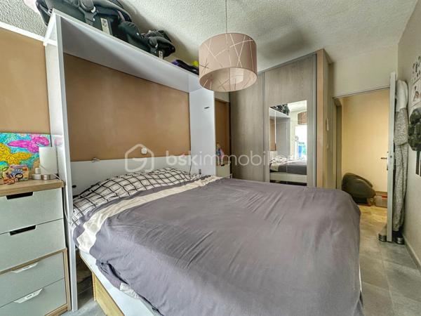 Situé à Aix-les-Bains, dans une petite copropriété calme à faibles charges (150€/an environ), cet appartement T3 de près de 72 m² Carrez séduira par son agencement fonctionnel, ses prestations récentes et sa vaste terrasse privative de 46 m² exposée plein ouest.
Entièrement rénové progressivement jusqu’en 2023, le bien offre un cadre de vie confortable et moderne, idéal pour une résidence principale.

L’appartement se compose :
- d’une belle pièce de vie avec cuisine ouverte de plus de 30 m²,
- de deux chambres confortables de 12m2
- d’une salle d’eau contemporaine avec grande douche à l’italienne,
- d’un WC indépendant,
- ainsi que d’un espace cellier / buanderie particulièrement pratique au quotidien.

L’espace extérieur constitue un véritable atout rare sur le secteur : une terrasse de plain-pied avec un grand store banne électrique, permettant de profiter pleinement des beaux jours, des repas en extérieur ou d’un espace détente familial.
Pour le confort été comme hiver, l’appartement dispose d’une climatisation réversible récente dans toute les pièces (installation 2022).

Les + du bien :
- Appartement rénové, plus qu’à poser ses valises
- Grande terrasse privative de 45,8 m² très bien exposée
- Climatisation réversible récente
- Excellent classement énergétique : DPE C / A
- Place de stationnement privative incluse + possibilité de louer un garage de 25m2 avec Mezzanine
- Petite copropriété calme avec faibles charges
- Situation pratique entre le centre-ville, la gare et le lac
- Aucune anomalie électrique

Emplacement pratique entre le centre-ville, la gare et le lac, avec accès rapide aux commodités et principaux axes.
À visiter sans tarder