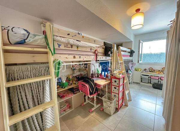 Situé à Aix-les-Bains, dans une petite copropriété calme à faibles charges (150€/an environ), cet appartement T3 de près de 72 m² Carrez séduira par son agencement fonctionnel, ses prestations récentes et sa vaste terrasse privative de 46 m² exposée plein ouest.
Entièrement rénové progressivement jusqu’en 2023, le bien offre un cadre de vie confortable et moderne, idéal pour une résidence principale.

L’appartement se compose :
- d’une belle pièce de vie avec cuisine ouverte de plus de 30 m²,
- de deux chambres confortables de 12m2
- d’une salle d’eau contemporaine avec grande douche à l’italienne,
- d’un WC indépendant,
- ainsi que d’un espace cellier / buanderie particulièrement pratique au quotidien.

L’espace extérieur constitue un véritable atout rare sur le secteur : une terrasse de plain-pied avec un grand store banne électrique, permettant de profiter pleinement des beaux jours, des repas en extérieur ou d’un espace détente familial.
Pour le confort été comme hiver, l’appartement dispose d’une climatisation réversible récente dans toute les pièces (installation 2022).

Les + du bien :
- Appartement rénové, plus qu’à poser ses valises
- Grande terrasse privative de 45,8 m² très bien exposée
- Climatisation réversible récente
- Excellent classement énergétique : DPE C / A
- Place de stationnement privative incluse + possibilité de louer un garage de 25m2 avec Mezzanine
- Petite copropriété calme avec faibles charges
- Situation pratique entre le centre-ville, la gare et le lac
- Aucune anomalie électrique

Emplacement pratique entre le centre-ville, la gare et le lac, avec accès rapide aux commodités et principaux axes.
À visiter sans tarder