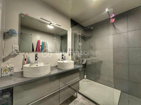Situé à Aix-les-Bains, dans une petite copropriété calme à faibles charges (150€/an environ), cet appartement T3 de près de 72 m² Carrez séduira par son agencement fonctionnel, ses prestations récentes et sa vaste terrasse privative de 46 m² exposée plein ouest.
Entièrement rénové progressivement jusqu’en 2023, le bien offre un cadre de vie confortable et moderne, idéal pour une résidence principale.

L’appartement se compose :
- d’une belle pièce de vie avec cuisine ouverte de plus de 30 m²,
- de deux chambres confortables de 12m2
- d’une salle d’eau contemporaine avec grande douche à l’italienne,
- d’un WC indépendant,
- ainsi que d’un espace cellier / buanderie particulièrement pratique au quotidien.

L’espace extérieur constitue un véritable atout rare sur le secteur : une terrasse de plain-pied avec un grand store banne électrique, permettant de profiter pleinement des beaux jours, des repas en extérieur ou d’un espace détente familial.
Pour le confort été comme hiver, l’appartement dispose d’une climatisation réversible récente dans toute les pièces (installation 2022).

Les + du bien :
- Appartement rénové, plus qu’à poser ses valises
- Grande terrasse privative de 45,8 m² très bien exposée
- Climatisation réversible récente
- Excellent classement énergétique : DPE C / A
- Place de stationnement privative incluse + possibilité de louer un garage de 25m2 avec Mezzanine
- Petite copropriété calme avec faibles charges
- Situation pratique entre le centre-ville, la gare et le lac
- Aucune anomalie électrique

Emplacement pratique entre le centre-ville, la gare et le lac, avec accès rapide aux commodités et principaux axes.
À visiter sans tarder
