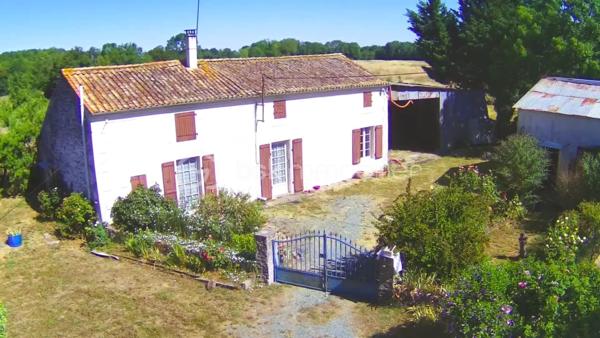 Située dans un environnement calme et verdoyant sur la commune de Béceleuf, cette ancienne propriété offre un formidable potentiel pour créer une résidence principale pleine de charme, une maison familiale ou un projet de gîtes.

Édifiée sur un terrain d'environ 12 000 m², la propriété bénéficie d'un cadre naturel privilégié comprenant un jardin, un pré ainsi qu'une petite forêt. Pour les amoureux de grands espaces, il est également possible d'acquérir 8 000 m² supplémentaires.

La maison développe aujourd'hui environ 70 m² habitables, avec de nombreuses possibilités d'agrandissement grâce à ses espaces aménageables.

Elle se compose actuellement de :

une chambre parentale,
une cuisine,
un salon,
un cellier,
deux pièces pouvant être aménagées selon vos envies,
un grenier entièrement aménageable.

À l'extérieur, plusieurs dépendances complètent l'ensemble :

un hangar à rénover,
un garage à rénover,
une dépendance actuellement utilisée comme atelier, pouvant être transformée en habitation, gîte, logement indépendant ou espace professionnel selon votre projet.

Des travaux déjà engagés :
Bien que la maison nécessite une rénovation complète, certains éléments constituent une base rassurante pour votre projet :
✔ Tableau électrique récent (les travaux restent à terminer sur les parties actuellement non habitables).
✔ Les ouvertures des pièces habitables sont équipées de fenêtres en double vitrage.

Un bien aux nombreuses possibilités :
Grâce à son important potentiel d'évolution, cette propriété conviendra parfaitement :
✔ à un premier achat avec projet de rénovation,
✔ à une famille souhaitant créer une grande maison de caractère,
✔ à un artisan recherchant de vastes dépendances,
✔ à un investisseur souhaitant développer un projet de gîtes ou de location,
✔ aux amoureux de la nature en quête d'un cadre de vie paisible.

Une situation idéale
Béceleuf offre un cadre de vie agréable entre campagne et proximité des services.
Vous rejoignez rapidement :
• Coulonges-sur-l'Autize : environ 10 minutes
• Champdeniers : environ 10 minutes
• Parthenay : environ 30 minutes
• Niort : environ 25 minutes
• La Rochelle : environ 1 h 15

Un bien rare par son potentiel, son terrain de plus d'un hectare et ses nombreuses dépendances. Une véritable page blanche pour donner vie au projet immobilier dont vous rêvez.
Pour plus d'informations ou pour organiser une visite, contactez-moi. Venez découvrir tout le potentiel de cette propriété et imaginez votre futur chez vous.