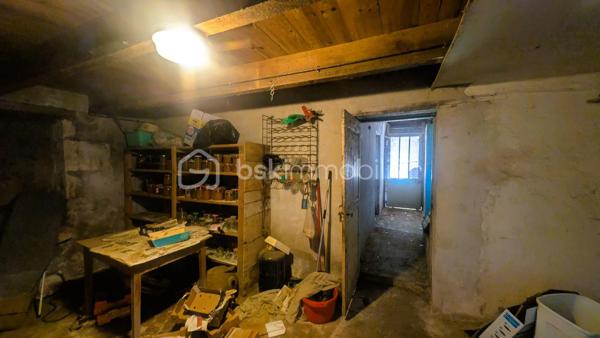 Située dans un environnement calme et verdoyant sur la commune de Béceleuf, cette ancienne propriété offre un formidable potentiel pour créer une résidence principale pleine de charme, une maison familiale ou un projet de gîtes.

Édifiée sur un terrain d'environ 12 000 m², la propriété bénéficie d'un cadre naturel privilégié comprenant un jardin, un pré ainsi qu'une petite forêt. Pour les amoureux de grands espaces, il est également possible d'acquérir 8 000 m² supplémentaires.

La maison développe aujourd'hui environ 70 m² habitables, avec de nombreuses possibilités d'agrandissement grâce à ses espaces aménageables.

Elle se compose actuellement de :

une chambre parentale,
une cuisine,
un salon,
un cellier,
deux pièces pouvant être aménagées selon vos envies,
un grenier entièrement aménageable.

À l'extérieur, plusieurs dépendances complètent l'ensemble :

un hangar à rénover,
un garage à rénover,
une dépendance actuellement utilisée comme atelier, pouvant être transformée en habitation, gîte, logement indépendant ou espace professionnel selon votre projet.

Des travaux déjà engagés :
Bien que la maison nécessite une rénovation complète, certains éléments constituent une base rassurante pour votre projet :
✔ Tableau électrique récent (les travaux restent à terminer sur les parties actuellement non habitables).
✔ Les ouvertures des pièces habitables sont équipées de fenêtres en double vitrage.

Un bien aux nombreuses possibilités :
Grâce à son important potentiel d'évolution, cette propriété conviendra parfaitement :
✔ à un premier achat avec projet de rénovation,
✔ à une famille souhaitant créer une grande maison de caractère,
✔ à un artisan recherchant de vastes dépendances,
✔ à un investisseur souhaitant développer un projet de gîtes ou de location,
✔ aux amoureux de la nature en quête d'un cadre de vie paisible.

Une situation idéale
Béceleuf offre un cadre de vie agréable entre campagne et proximité des services.
Vous rejoignez rapidement :
• Coulonges-sur-l'Autize : environ 10 minutes
• Champdeniers : environ 10 minutes
• Parthenay : environ 30 minutes
• Niort : environ 25 minutes
• La Rochelle : environ 1 h 15

Un bien rare par son potentiel, son terrain de plus d'un hectare et ses nombreuses dépendances. Une véritable page blanche pour donner vie au projet immobilier dont vous rêvez.
Pour plus d'informations ou pour organiser une visite, contactez-moi. Venez découvrir tout le potentiel de cette propriété et imaginez votre futur chez vous.