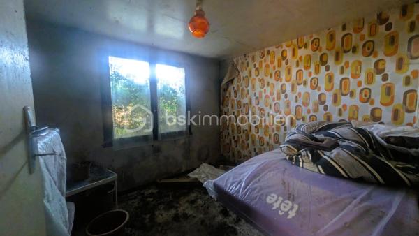 Située dans un environnement calme et verdoyant sur la commune de Béceleuf, cette ancienne propriété offre un formidable potentiel pour créer une résidence principale pleine de charme, une maison familiale ou un projet de gîtes.

Édifiée sur un terrain d'environ 12 000 m², la propriété bénéficie d'un cadre naturel privilégié comprenant un jardin, un pré ainsi qu'une petite forêt. Pour les amoureux de grands espaces, il est également possible d'acquérir 8 000 m² supplémentaires.

La maison développe aujourd'hui environ 70 m² habitables, avec de nombreuses possibilités d'agrandissement grâce à ses espaces aménageables.

Elle se compose actuellement de :

une chambre parentale,
une cuisine,
un salon,
un cellier,
deux pièces pouvant être aménagées selon vos envies,
un grenier entièrement aménageable.

À l'extérieur, plusieurs dépendances complètent l'ensemble :

un hangar à rénover,
un garage à rénover,
une dépendance actuellement utilisée comme atelier, pouvant être transformée en habitation, gîte, logement indépendant ou espace professionnel selon votre projet.

Des travaux déjà engagés :
Bien que la maison nécessite une rénovation complète, certains éléments constituent une base rassurante pour votre projet :
✔ Tableau électrique récent (les travaux restent à terminer sur les parties actuellement non habitables).
✔ Les ouvertures des pièces habitables sont équipées de fenêtres en double vitrage.

Un bien aux nombreuses possibilités :
Grâce à son important potentiel d'évolution, cette propriété conviendra parfaitement :
✔ à un premier achat avec projet de rénovation,
✔ à une famille souhaitant créer une grande maison de caractère,
✔ à un artisan recherchant de vastes dépendances,
✔ à un investisseur souhaitant développer un projet de gîtes ou de location,
✔ aux amoureux de la nature en quête d'un cadre de vie paisible.

Une situation idéale
Béceleuf offre un cadre de vie agréable entre campagne et proximité des services.
Vous rejoignez rapidement :
• Coulonges-sur-l'Autize : environ 10 minutes
• Champdeniers : environ 10 minutes
• Parthenay : environ 30 minutes
• Niort : environ 25 minutes
• La Rochelle : environ 1 h 15

Un bien rare par son potentiel, son terrain de plus d'un hectare et ses nombreuses dépendances. Une véritable page blanche pour donner vie au projet immobilier dont vous rêvez.
Pour plus d'informations ou pour organiser une visite, contactez-moi. Venez découvrir tout le potentiel de cette propriété et imaginez votre futur chez vous.