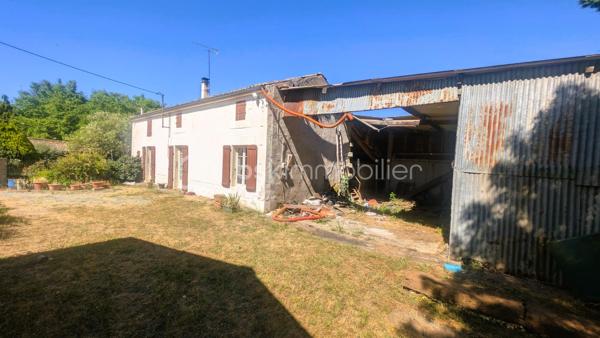 Située dans un environnement calme et verdoyant sur la commune de Béceleuf, cette ancienne propriété offre un formidable potentiel pour créer une résidence principale pleine de charme, une maison familiale ou un projet de gîtes.

Édifiée sur un terrain d'environ 12 000 m², la propriété bénéficie d'un cadre naturel privilégié comprenant un jardin, un pré ainsi qu'une petite forêt. Pour les amoureux de grands espaces, il est également possible d'acquérir 8 000 m² supplémentaires.

La maison développe aujourd'hui environ 70 m² habitables, avec de nombreuses possibilités d'agrandissement grâce à ses espaces aménageables.

Elle se compose actuellement de :

une chambre parentale,
une cuisine,
un salon,
un cellier,
deux pièces pouvant être aménagées selon vos envies,
un grenier entièrement aménageable.

À l'extérieur, plusieurs dépendances complètent l'ensemble :

un hangar à rénover,
un garage à rénover,
une dépendance actuellement utilisée comme atelier, pouvant être transformée en habitation, gîte, logement indépendant ou espace professionnel selon votre projet.

Des travaux déjà engagés :
Bien que la maison nécessite une rénovation complète, certains éléments constituent une base rassurante pour votre projet :
✔ Tableau électrique récent (les travaux restent à terminer sur les parties actuellement non habitables).
✔ Les ouvertures des pièces habitables sont équipées de fenêtres en double vitrage.

Un bien aux nombreuses possibilités :
Grâce à son important potentiel d'évolution, cette propriété conviendra parfaitement :
✔ à un premier achat avec projet de rénovation,
✔ à une famille souhaitant créer une grande maison de caractère,
✔ à un artisan recherchant de vastes dépendances,
✔ à un investisseur souhaitant développer un projet de gîtes ou de location,
✔ aux amoureux de la nature en quête d'un cadre de vie paisible.

Une situation idéale
Béceleuf offre un cadre de vie agréable entre campagne et proximité des services.
Vous rejoignez rapidement :
• Coulonges-sur-l'Autize : environ 10 minutes
• Champdeniers : environ 10 minutes
• Parthenay : environ 30 minutes
• Niort : environ 25 minutes
• La Rochelle : environ 1 h 15

Un bien rare par son potentiel, son terrain de plus d'un hectare et ses nombreuses dépendances. Une véritable page blanche pour donner vie au projet immobilier dont vous rêvez.
Pour plus d'informations ou pour organiser une visite, contactez-moi. Venez découvrir tout le potentiel de cette propriété et imaginez votre futur chez vous.