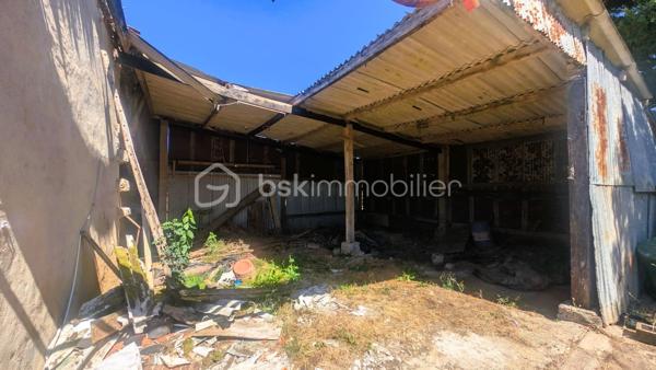 Située dans un environnement calme et verdoyant sur la commune de Béceleuf, cette ancienne propriété offre un formidable potentiel pour créer une résidence principale pleine de charme, une maison familiale ou un projet de gîtes.

Édifiée sur un terrain d'environ 12 000 m², la propriété bénéficie d'un cadre naturel privilégié comprenant un jardin, un pré ainsi qu'une petite forêt. Pour les amoureux de grands espaces, il est également possible d'acquérir 8 000 m² supplémentaires.

La maison développe aujourd'hui environ 70 m² habitables, avec de nombreuses possibilités d'agrandissement grâce à ses espaces aménageables.

Elle se compose actuellement de :

une chambre parentale,
une cuisine,
un salon,
un cellier,
deux pièces pouvant être aménagées selon vos envies,
un grenier entièrement aménageable.

À l'extérieur, plusieurs dépendances complètent l'ensemble :

un hangar à rénover,
un garage à rénover,
une dépendance actuellement utilisée comme atelier, pouvant être transformée en habitation, gîte, logement indépendant ou espace professionnel selon votre projet.

Des travaux déjà engagés :
Bien que la maison nécessite une rénovation complète, certains éléments constituent une base rassurante pour votre projet :
✔ Tableau électrique récent (les travaux restent à terminer sur les parties actuellement non habitables).
✔ Les ouvertures des pièces habitables sont équipées de fenêtres en double vitrage.

Un bien aux nombreuses possibilités :
Grâce à son important potentiel d'évolution, cette propriété conviendra parfaitement :
✔ à un premier achat avec projet de rénovation,
✔ à une famille souhaitant créer une grande maison de caractère,
✔ à un artisan recherchant de vastes dépendances,
✔ à un investisseur souhaitant développer un projet de gîtes ou de location,
✔ aux amoureux de la nature en quête d'un cadre de vie paisible.

Une situation idéale
Béceleuf offre un cadre de vie agréable entre campagne et proximité des services.
Vous rejoignez rapidement :
• Coulonges-sur-l'Autize : environ 10 minutes
• Champdeniers : environ 10 minutes
• Parthenay : environ 30 minutes
• Niort : environ 25 minutes
• La Rochelle : environ 1 h 15

Un bien rare par son potentiel, son terrain de plus d'un hectare et ses nombreuses dépendances. Une véritable page blanche pour donner vie au projet immobilier dont vous rêvez.
Pour plus d'informations ou pour organiser une visite, contactez-moi. Venez découvrir tout le potentiel de cette propriété et imaginez votre futur chez vous.