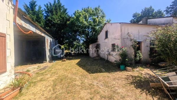 Située dans un environnement calme et verdoyant sur la commune de Béceleuf, cette ancienne propriété offre un formidable potentiel pour créer une résidence principale pleine de charme, une maison familiale ou un projet de gîtes.

Édifiée sur un terrain d'environ 12 000 m², la propriété bénéficie d'un cadre naturel privilégié comprenant un jardin, un pré ainsi qu'une petite forêt. Pour les amoureux de grands espaces, il est également possible d'acquérir 8 000 m² supplémentaires.

La maison développe aujourd'hui environ 70 m² habitables, avec de nombreuses possibilités d'agrandissement grâce à ses espaces aménageables.

Elle se compose actuellement de :

une chambre parentale,
une cuisine,
un salon,
un cellier,
deux pièces pouvant être aménagées selon vos envies,
un grenier entièrement aménageable.

À l'extérieur, plusieurs dépendances complètent l'ensemble :

un hangar à rénover,
un garage à rénover,
une dépendance actuellement utilisée comme atelier, pouvant être transformée en habitation, gîte, logement indépendant ou espace professionnel selon votre projet.

Des travaux déjà engagés :
Bien que la maison nécessite une rénovation complète, certains éléments constituent une base rassurante pour votre projet :
✔ Tableau électrique récent (les travaux restent à terminer sur les parties actuellement non habitables).
✔ Les ouvertures des pièces habitables sont équipées de fenêtres en double vitrage.

Un bien aux nombreuses possibilités :
Grâce à son important potentiel d'évolution, cette propriété conviendra parfaitement :
✔ à un premier achat avec projet de rénovation,
✔ à une famille souhaitant créer une grande maison de caractère,
✔ à un artisan recherchant de vastes dépendances,
✔ à un investisseur souhaitant développer un projet de gîtes ou de location,
✔ aux amoureux de la nature en quête d'un cadre de vie paisible.

Une situation idéale
Béceleuf offre un cadre de vie agréable entre campagne et proximité des services.
Vous rejoignez rapidement :
• Coulonges-sur-l'Autize : environ 10 minutes
• Champdeniers : environ 10 minutes
• Parthenay : environ 30 minutes
• Niort : environ 25 minutes
• La Rochelle : environ 1 h 15

Un bien rare par son potentiel, son terrain de plus d'un hectare et ses nombreuses dépendances. Une véritable page blanche pour donner vie au projet immobilier dont vous rêvez.
Pour plus d'informations ou pour organiser une visite, contactez-moi. Venez découvrir tout le potentiel de cette propriété et imaginez votre futur chez vous.