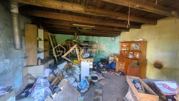 Située dans un environnement calme et verdoyant sur la commune de Béceleuf, cette ancienne propriété offre un formidable potentiel pour créer une résidence principale pleine de charme, une maison familiale ou un projet de gîtes.

Édifiée sur un terrain d'environ 12 000 m², la propriété bénéficie d'un cadre naturel privilégié comprenant un jardin, un pré ainsi qu'une petite forêt. Pour les amoureux de grands espaces, il est également possible d'acquérir 8 000 m² supplémentaires.

La maison développe aujourd'hui environ 70 m² habitables, avec de nombreuses possibilités d'agrandissement grâce à ses espaces aménageables.

Elle se compose actuellement de :

une chambre parentale,
une cuisine,
un salon,
un cellier,
deux pièces pouvant être aménagées selon vos envies,
un grenier entièrement aménageable.

À l'extérieur, plusieurs dépendances complètent l'ensemble :

un hangar à rénover,
un garage à rénover,
une dépendance actuellement utilisée comme atelier, pouvant être transformée en habitation, gîte, logement indépendant ou espace professionnel selon votre projet.

Des travaux déjà engagés :
Bien que la maison nécessite une rénovation complète, certains éléments constituent une base rassurante pour votre projet :
✔ Tableau électrique récent (les travaux restent à terminer sur les parties actuellement non habitables).
✔ Les ouvertures des pièces habitables sont équipées de fenêtres en double vitrage.

Un bien aux nombreuses possibilités :
Grâce à son important potentiel d'évolution, cette propriété conviendra parfaitement :
✔ à un premier achat avec projet de rénovation,
✔ à une famille souhaitant créer une grande maison de caractère,
✔ à un artisan recherchant de vastes dépendances,
✔ à un investisseur souhaitant développer un projet de gîtes ou de location,
✔ aux amoureux de la nature en quête d'un cadre de vie paisible.

Une situation idéale
Béceleuf offre un cadre de vie agréable entre campagne et proximité des services.
Vous rejoignez rapidement :
• Coulonges-sur-l'Autize : environ 10 minutes
• Champdeniers : environ 10 minutes
• Parthenay : environ 30 minutes
• Niort : environ 25 minutes
• La Rochelle : environ 1 h 15

Un bien rare par son potentiel, son terrain de plus d'un hectare et ses nombreuses dépendances. Une véritable page blanche pour donner vie au projet immobilier dont vous rêvez.
Pour plus d'informations ou pour organiser une visite, contactez-moi. Venez découvrir tout le potentiel de cette propriété et imaginez votre futur chez vous.