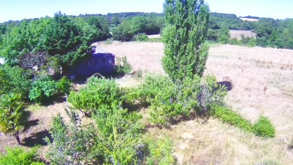 Située dans un environnement calme et verdoyant sur la commune de Béceleuf, cette ancienne propriété offre un formidable potentiel pour créer une résidence principale pleine de charme, une maison familiale ou un projet de gîtes.

Édifiée sur un terrain d'environ 12 000 m², la propriété bénéficie d'un cadre naturel privilégié comprenant un jardin, un pré ainsi qu'une petite forêt. Pour les amoureux de grands espaces, il est également possible d'acquérir 8 000 m² supplémentaires.

La maison développe aujourd'hui environ 70 m² habitables, avec de nombreuses possibilités d'agrandissement grâce à ses espaces aménageables.

Elle se compose actuellement de :

une chambre parentale,
une cuisine,
un salon,
un cellier,
deux pièces pouvant être aménagées selon vos envies,
un grenier entièrement aménageable.

À l'extérieur, plusieurs dépendances complètent l'ensemble :

un hangar à rénover,
un garage à rénover,
une dépendance actuellement utilisée comme atelier, pouvant être transformée en habitation, gîte, logement indépendant ou espace professionnel selon votre projet.

Des travaux déjà engagés :
Bien que la maison nécessite une rénovation complète, certains éléments constituent une base rassurante pour votre projet :
✔ Tableau électrique récent (les travaux restent à terminer sur les parties actuellement non habitables).
✔ Les ouvertures des pièces habitables sont équipées de fenêtres en double vitrage.

Un bien aux nombreuses possibilités :
Grâce à son important potentiel d'évolution, cette propriété conviendra parfaitement :
✔ à un premier achat avec projet de rénovation,
✔ à une famille souhaitant créer une grande maison de caractère,
✔ à un artisan recherchant de vastes dépendances,
✔ à un investisseur souhaitant développer un projet de gîtes ou de location,
✔ aux amoureux de la nature en quête d'un cadre de vie paisible.

Une situation idéale
Béceleuf offre un cadre de vie agréable entre campagne et proximité des services.
Vous rejoignez rapidement :
• Coulonges-sur-l'Autize : environ 10 minutes
• Champdeniers : environ 10 minutes
• Parthenay : environ 30 minutes
• Niort : environ 25 minutes
• La Rochelle : environ 1 h 15

Un bien rare par son potentiel, son terrain de plus d'un hectare et ses nombreuses dépendances. Une véritable page blanche pour donner vie au projet immobilier dont vous rêvez.
Pour plus d'informations ou pour organiser une visite, contactez-moi. Venez découvrir tout le potentiel de cette propriété et imaginez votre futur chez vous.