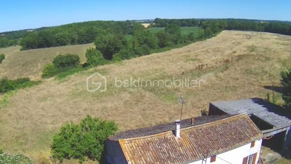 Située dans un environnement calme et verdoyant sur la commune de Béceleuf, cette ancienne propriété offre un formidable potentiel pour créer une résidence principale pleine de charme, une maison familiale ou un projet de gîtes.

Édifiée sur un terrain d'environ 12 000 m², la propriété bénéficie d'un cadre naturel privilégié comprenant un jardin, un pré ainsi qu'une petite forêt. Pour les amoureux de grands espaces, il est également possible d'acquérir 8 000 m² supplémentaires.

La maison développe aujourd'hui environ 70 m² habitables, avec de nombreuses possibilités d'agrandissement grâce à ses espaces aménageables.

Elle se compose actuellement de :

une chambre parentale,
une cuisine,
un salon,
un cellier,
deux pièces pouvant être aménagées selon vos envies,
un grenier entièrement aménageable.

À l'extérieur, plusieurs dépendances complètent l'ensemble :

un hangar à rénover,
un garage à rénover,
une dépendance actuellement utilisée comme atelier, pouvant être transformée en habitation, gîte, logement indépendant ou espace professionnel selon votre projet.

Des travaux déjà engagés :
Bien que la maison nécessite une rénovation complète, certains éléments constituent une base rassurante pour votre projet :
✔ Tableau électrique récent (les travaux restent à terminer sur les parties actuellement non habitables).
✔ Les ouvertures des pièces habitables sont équipées de fenêtres en double vitrage.

Un bien aux nombreuses possibilités :
Grâce à son important potentiel d'évolution, cette propriété conviendra parfaitement :
✔ à un premier achat avec projet de rénovation,
✔ à une famille souhaitant créer une grande maison de caractère,
✔ à un artisan recherchant de vastes dépendances,
✔ à un investisseur souhaitant développer un projet de gîtes ou de location,
✔ aux amoureux de la nature en quête d'un cadre de vie paisible.

Une situation idéale
Béceleuf offre un cadre de vie agréable entre campagne et proximité des services.
Vous rejoignez rapidement :
• Coulonges-sur-l'Autize : environ 10 minutes
• Champdeniers : environ 10 minutes
• Parthenay : environ 30 minutes
• Niort : environ 25 minutes
• La Rochelle : environ 1 h 15

Un bien rare par son potentiel, son terrain de plus d'un hectare et ses nombreuses dépendances. Une véritable page blanche pour donner vie au projet immobilier dont vous rêvez.
Pour plus d'informations ou pour organiser une visite, contactez-moi. Venez découvrir tout le potentiel de cette propriété et imaginez votre futur chez vous.