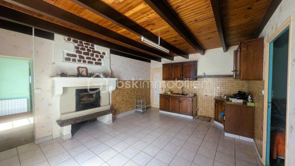 Située dans un environnement calme et verdoyant sur la commune de Béceleuf, cette ancienne propriété offre un formidable potentiel pour créer une résidence principale pleine de charme, une maison familiale ou un projet de gîtes.

Édifiée sur un terrain d'environ 12 000 m², la propriété bénéficie d'un cadre naturel privilégié comprenant un jardin, un pré ainsi qu'une petite forêt. Pour les amoureux de grands espaces, il est également possible d'acquérir 8 000 m² supplémentaires.

La maison développe aujourd'hui environ 70 m² habitables, avec de nombreuses possibilités d'agrandissement grâce à ses espaces aménageables.

Elle se compose actuellement de :

une chambre parentale,
une cuisine,
un salon,
un cellier,
deux pièces pouvant être aménagées selon vos envies,
un grenier entièrement aménageable.

À l'extérieur, plusieurs dépendances complètent l'ensemble :

un hangar à rénover,
un garage à rénover,
une dépendance actuellement utilisée comme atelier, pouvant être transformée en habitation, gîte, logement indépendant ou espace professionnel selon votre projet.

Des travaux déjà engagés :
Bien que la maison nécessite une rénovation complète, certains éléments constituent une base rassurante pour votre projet :
✔ Tableau électrique récent (les travaux restent à terminer sur les parties actuellement non habitables).
✔ Les ouvertures des pièces habitables sont équipées de fenêtres en double vitrage.

Un bien aux nombreuses possibilités :
Grâce à son important potentiel d'évolution, cette propriété conviendra parfaitement :
✔ à un premier achat avec projet de rénovation,
✔ à une famille souhaitant créer une grande maison de caractère,
✔ à un artisan recherchant de vastes dépendances,
✔ à un investisseur souhaitant développer un projet de gîtes ou de location,
✔ aux amoureux de la nature en quête d'un cadre de vie paisible.

Une situation idéale
Béceleuf offre un cadre de vie agréable entre campagne et proximité des services.
Vous rejoignez rapidement :
• Coulonges-sur-l'Autize : environ 10 minutes
• Champdeniers : environ 10 minutes
• Parthenay : environ 30 minutes
• Niort : environ 25 minutes
• La Rochelle : environ 1 h 15

Un bien rare par son potentiel, son terrain de plus d'un hectare et ses nombreuses dépendances. Une véritable page blanche pour donner vie au projet immobilier dont vous rêvez.
Pour plus d'informations ou pour organiser une visite, contactez-moi. Venez découvrir tout le potentiel de cette propriété et imaginez votre futur chez vous.
