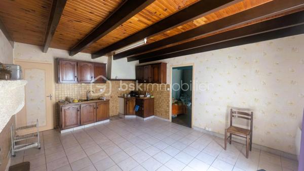 Située dans un environnement calme et verdoyant sur la commune de Béceleuf, cette ancienne propriété offre un formidable potentiel pour créer une résidence principale pleine de charme, une maison familiale ou un projet de gîtes.

Édifiée sur un terrain d'environ 12 000 m², la propriété bénéficie d'un cadre naturel privilégié comprenant un jardin, un pré ainsi qu'une petite forêt. Pour les amoureux de grands espaces, il est également possible d'acquérir 8 000 m² supplémentaires.

La maison développe aujourd'hui environ 70 m² habitables, avec de nombreuses possibilités d'agrandissement grâce à ses espaces aménageables.

Elle se compose actuellement de :

une chambre parentale,
une cuisine,
un salon,
un cellier,
deux pièces pouvant être aménagées selon vos envies,
un grenier entièrement aménageable.

À l'extérieur, plusieurs dépendances complètent l'ensemble :

un hangar à rénover,
un garage à rénover,
une dépendance actuellement utilisée comme atelier, pouvant être transformée en habitation, gîte, logement indépendant ou espace professionnel selon votre projet.

Des travaux déjà engagés :
Bien que la maison nécessite une rénovation complète, certains éléments constituent une base rassurante pour votre projet :
✔ Tableau électrique récent (les travaux restent à terminer sur les parties actuellement non habitables).
✔ Les ouvertures des pièces habitables sont équipées de fenêtres en double vitrage.

Un bien aux nombreuses possibilités :
Grâce à son important potentiel d'évolution, cette propriété conviendra parfaitement :
✔ à un premier achat avec projet de rénovation,
✔ à une famille souhaitant créer une grande maison de caractère,
✔ à un artisan recherchant de vastes dépendances,
✔ à un investisseur souhaitant développer un projet de gîtes ou de location,
✔ aux amoureux de la nature en quête d'un cadre de vie paisible.

Une situation idéale
Béceleuf offre un cadre de vie agréable entre campagne et proximité des services.
Vous rejoignez rapidement :
• Coulonges-sur-l'Autize : environ 10 minutes
• Champdeniers : environ 10 minutes
• Parthenay : environ 30 minutes
• Niort : environ 25 minutes
• La Rochelle : environ 1 h 15

Un bien rare par son potentiel, son terrain de plus d'un hectare et ses nombreuses dépendances. Une véritable page blanche pour donner vie au projet immobilier dont vous rêvez.
Pour plus d'informations ou pour organiser une visite, contactez-moi. Venez découvrir tout le potentiel de cette propriété et imaginez votre futur chez vous.