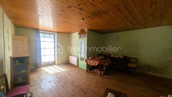 Située dans un environnement calme et verdoyant sur la commune de Béceleuf, cette ancienne propriété offre un formidable potentiel pour créer une résidence principale pleine de charme, une maison familiale ou un projet de gîtes.

Édifiée sur un terrain d'environ 12 000 m², la propriété bénéficie d'un cadre naturel privilégié comprenant un jardin, un pré ainsi qu'une petite forêt. Pour les amoureux de grands espaces, il est également possible d'acquérir 8 000 m² supplémentaires.

La maison développe aujourd'hui environ 70 m² habitables, avec de nombreuses possibilités d'agrandissement grâce à ses espaces aménageables.

Elle se compose actuellement de :

une chambre parentale,
une cuisine,
un salon,
un cellier,
deux pièces pouvant être aménagées selon vos envies,
un grenier entièrement aménageable.

À l'extérieur, plusieurs dépendances complètent l'ensemble :

un hangar à rénover,
un garage à rénover,
une dépendance actuellement utilisée comme atelier, pouvant être transformée en habitation, gîte, logement indépendant ou espace professionnel selon votre projet.

Des travaux déjà engagés :
Bien que la maison nécessite une rénovation complète, certains éléments constituent une base rassurante pour votre projet :
✔ Tableau électrique récent (les travaux restent à terminer sur les parties actuellement non habitables).
✔ Les ouvertures des pièces habitables sont équipées de fenêtres en double vitrage.

Un bien aux nombreuses possibilités :
Grâce à son important potentiel d'évolution, cette propriété conviendra parfaitement :
✔ à un premier achat avec projet de rénovation,
✔ à une famille souhaitant créer une grande maison de caractère,
✔ à un artisan recherchant de vastes dépendances,
✔ à un investisseur souhaitant développer un projet de gîtes ou de location,
✔ aux amoureux de la nature en quête d'un cadre de vie paisible.

Une situation idéale
Béceleuf offre un cadre de vie agréable entre campagne et proximité des services.
Vous rejoignez rapidement :
• Coulonges-sur-l'Autize : environ 10 minutes
• Champdeniers : environ 10 minutes
• Parthenay : environ 30 minutes
• Niort : environ 25 minutes
• La Rochelle : environ 1 h 15

Un bien rare par son potentiel, son terrain de plus d'un hectare et ses nombreuses dépendances. Une véritable page blanche pour donner vie au projet immobilier dont vous rêvez.
Pour plus d'informations ou pour organiser une visite, contactez-moi. Venez découvrir tout le potentiel de cette propriété et imaginez votre futur chez vous.