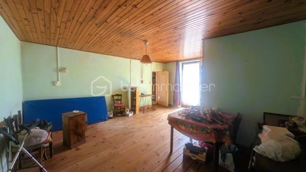 Située dans un environnement calme et verdoyant sur la commune de Béceleuf, cette ancienne propriété offre un formidable potentiel pour créer une résidence principale pleine de charme, une maison familiale ou un projet de gîtes.

Édifiée sur un terrain d'environ 12 000 m², la propriété bénéficie d'un cadre naturel privilégié comprenant un jardin, un pré ainsi qu'une petite forêt. Pour les amoureux de grands espaces, il est également possible d'acquérir 8 000 m² supplémentaires.

La maison développe aujourd'hui environ 70 m² habitables, avec de nombreuses possibilités d'agrandissement grâce à ses espaces aménageables.

Elle se compose actuellement de :

une chambre parentale,
une cuisine,
un salon,
un cellier,
deux pièces pouvant être aménagées selon vos envies,
un grenier entièrement aménageable.

À l'extérieur, plusieurs dépendances complètent l'ensemble :

un hangar à rénover,
un garage à rénover,
une dépendance actuellement utilisée comme atelier, pouvant être transformée en habitation, gîte, logement indépendant ou espace professionnel selon votre projet.

Des travaux déjà engagés :
Bien que la maison nécessite une rénovation complète, certains éléments constituent une base rassurante pour votre projet :
✔ Tableau électrique récent (les travaux restent à terminer sur les parties actuellement non habitables).
✔ Les ouvertures des pièces habitables sont équipées de fenêtres en double vitrage.

Un bien aux nombreuses possibilités :
Grâce à son important potentiel d'évolution, cette propriété conviendra parfaitement :
✔ à un premier achat avec projet de rénovation,
✔ à une famille souhaitant créer une grande maison de caractère,
✔ à un artisan recherchant de vastes dépendances,
✔ à un investisseur souhaitant développer un projet de gîtes ou de location,
✔ aux amoureux de la nature en quête d'un cadre de vie paisible.

Une situation idéale
Béceleuf offre un cadre de vie agréable entre campagne et proximité des services.
Vous rejoignez rapidement :
• Coulonges-sur-l'Autize : environ 10 minutes
• Champdeniers : environ 10 minutes
• Parthenay : environ 30 minutes
• Niort : environ 25 minutes
• La Rochelle : environ 1 h 15

Un bien rare par son potentiel, son terrain de plus d'un hectare et ses nombreuses dépendances. Une véritable page blanche pour donner vie au projet immobilier dont vous rêvez.
Pour plus d'informations ou pour organiser une visite, contactez-moi. Venez découvrir tout le potentiel de cette propriété et imaginez votre futur chez vous.