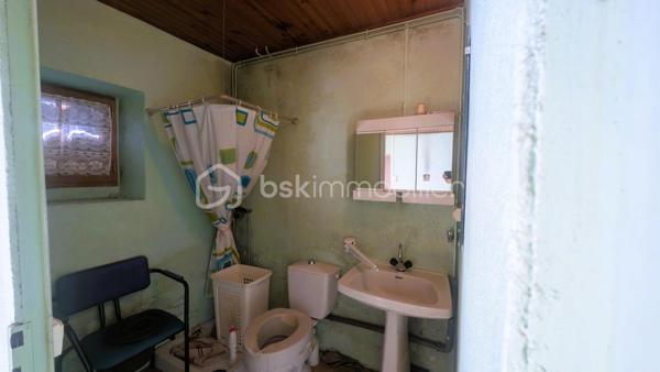 Située dans un environnement calme et verdoyant sur la commune de Béceleuf, cette ancienne propriété offre un formidable potentiel pour créer une résidence principale pleine de charme, une maison familiale ou un projet de gîtes.

Édifiée sur un terrain d'environ 12 000 m², la propriété bénéficie d'un cadre naturel privilégié comprenant un jardin, un pré ainsi qu'une petite forêt. Pour les amoureux de grands espaces, il est également possible d'acquérir 8 000 m² supplémentaires.

La maison développe aujourd'hui environ 70 m² habitables, avec de nombreuses possibilités d'agrandissement grâce à ses espaces aménageables.

Elle se compose actuellement de :

une chambre parentale,
une cuisine,
un salon,
un cellier,
deux pièces pouvant être aménagées selon vos envies,
un grenier entièrement aménageable.

À l'extérieur, plusieurs dépendances complètent l'ensemble :

un hangar à rénover,
un garage à rénover,
une dépendance actuellement utilisée comme atelier, pouvant être transformée en habitation, gîte, logement indépendant ou espace professionnel selon votre projet.

Des travaux déjà engagés :
Bien que la maison nécessite une rénovation complète, certains éléments constituent une base rassurante pour votre projet :
✔ Tableau électrique récent (les travaux restent à terminer sur les parties actuellement non habitables).
✔ Les ouvertures des pièces habitables sont équipées de fenêtres en double vitrage.

Un bien aux nombreuses possibilités :
Grâce à son important potentiel d'évolution, cette propriété conviendra parfaitement :
✔ à un premier achat avec projet de rénovation,
✔ à une famille souhaitant créer une grande maison de caractère,
✔ à un artisan recherchant de vastes dépendances,
✔ à un investisseur souhaitant développer un projet de gîtes ou de location,
✔ aux amoureux de la nature en quête d'un cadre de vie paisible.

Une situation idéale
Béceleuf offre un cadre de vie agréable entre campagne et proximité des services.
Vous rejoignez rapidement :
• Coulonges-sur-l'Autize : environ 10 minutes
• Champdeniers : environ 10 minutes
• Parthenay : environ 30 minutes
• Niort : environ 25 minutes
• La Rochelle : environ 1 h 15

Un bien rare par son potentiel, son terrain de plus d'un hectare et ses nombreuses dépendances. Une véritable page blanche pour donner vie au projet immobilier dont vous rêvez.
Pour plus d'informations ou pour organiser une visite, contactez-moi. Venez découvrir tout le potentiel de cette propriété et imaginez votre futur chez vous.