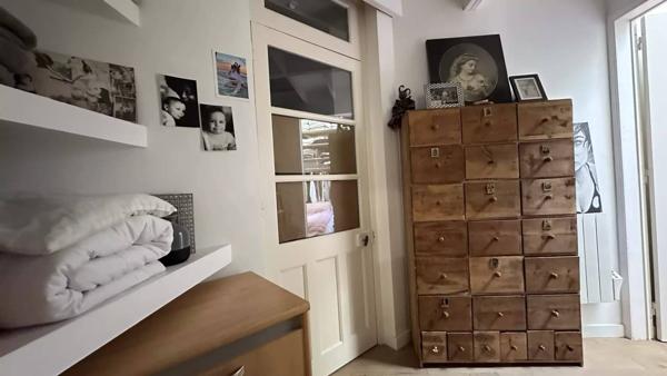 Maison avec murs commerciaux à Fetilly