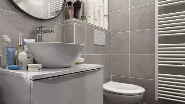 Maison avec murs commerciaux à Fetilly