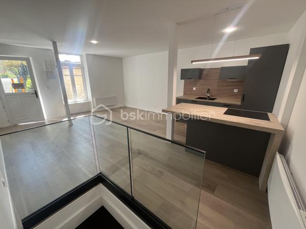 Appartement en souplexe de 84,85
Entièrement rénové et jamais habité.
Il se compose d'une cuisine américaine ouverte sur la pièce à vivre orientée Est, des escaliers menant au coin nuit avec un dressing et une salle de bain.
Une terrasse de 13 m² orientée Ouest et une grande cave viennent compléter le bien.
Charges environ 40€/mois (7 lots)
A visiter sans tarder, rare à la vente