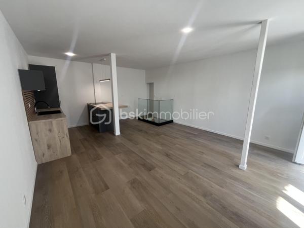 Appartement en souplexe de 84,85
Entièrement rénové et jamais habité.
Il se compose d'une cuisine américaine ouverte sur la pièce à vivre orientée Est, des escaliers menant au coin nuit avec un dressing et une salle de bain.
Une terrasse de 13 m² orientée Ouest et une grande cave viennent compléter le bien.
Charges environ 40€/mois (7 lots)
A visiter sans tarder, rare à la vente
