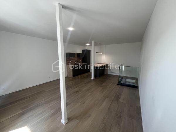 Appartement en souplexe de 84,85
Entièrement rénové et jamais habité.
Il se compose d'une cuisine américaine ouverte sur la pièce à vivre orientée Est, des escaliers menant au coin nuit avec un dressing et une salle de bain.
Une terrasse de 13 m² orientée Ouest et une grande cave viennent compléter le bien.
Charges environ 40€/mois (7 lots)
A visiter sans tarder, rare à la vente