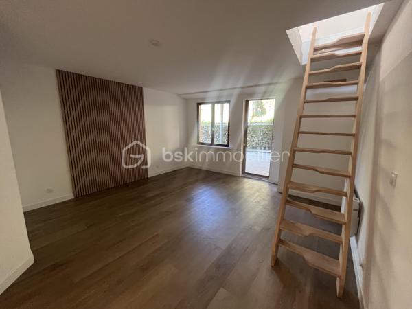 Appartement en souplexe de 84,85
Entièrement rénové et jamais habité.
Il se compose d'une cuisine américaine ouverte sur la pièce à vivre orientée Est, des escaliers menant au coin nuit avec un dressing et une salle de bain.
Une terrasse de 13 m² orientée Ouest et une grande cave viennent compléter le bien.
Charges environ 40€/mois (7 lots)
A visiter sans tarder, rare à la vente