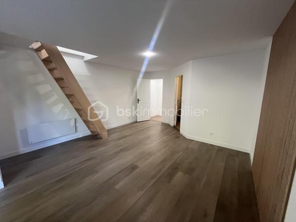 Appartement en souplexe de 84,85
Entièrement rénové et jamais habité.
Il se compose d'une cuisine américaine ouverte sur la pièce à vivre orientée Est, des escaliers menant au coin nuit avec un dressing et une salle de bain.
Une terrasse de 13 m² orientée Ouest et une grande cave viennent compléter le bien.
Charges environ 40€/mois (7 lots)
A visiter sans tarder, rare à la vente