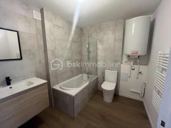 Appartement en souplexe de 84,85
Entièrement rénové et jamais habité.
Il se compose d'une cuisine américaine ouverte sur la pièce à vivre orientée Est, des escaliers menant au coin nuit avec un dressing et une salle de bain.
Une terrasse de 13 m² orientée Ouest et une grande cave viennent compléter le bien.
Charges environ 40€/mois (7 lots)
A visiter sans tarder, rare à la vente