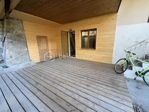 Appartement en souplexe de 84,85
Entièrement rénové et jamais habité.
Il se compose d'une cuisine américaine ouverte sur la pièce à vivre orientée Est, des escaliers menant au coin nuit avec un dressing et une salle de bain.
Une terrasse de 13 m² orientée Ouest et une grande cave viennent compléter le bien.
Charges environ 40€/mois (7 lots)
A visiter sans tarder, rare à la vente