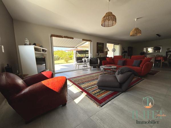 Coup de coeur-Maison de plain-pied de 134 m2 sur 1099 m2 de terrain-Garage 50 m2