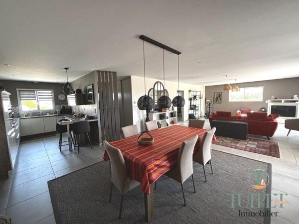 Coup de coeur-Maison de plain-pied de 134 m2 sur 1099 m2 de terrain-Garage 50 m2