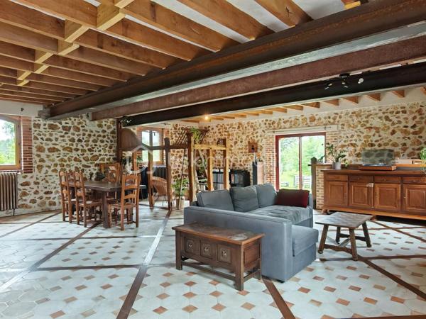 Au calme, au cœur d’un environnement naturel préservé, découvrez cette authentique longère de caractère d’environ 200 m² habitables, implantée sur plus de 13 hectares de prairies, bois et proto-forêt.

La maison a bénéficié d’une rénovation de qualité privilégiant les matériaux biosourcés, permettant d’obtenir un diagnostic énergétique performant. Une partie des aménagements reste à finaliser, laissant aux futurs propriétaires la possibilité de personnaliser certains espaces selon leurs envies.

Les travaux déjà réalisés (entreprises locales) :
•	Pose d’IPN
•	Charpente et couverture (2019)
•	Menuiseries double vitrage à isolation renforcée (2020)
•	Électricité de l’étage refaite en 2025
•	Ballon thermodynamique 250 L (2025)
•	Chauffage par chaudière à granulés et poêle à bois (2018)

Distribution :
Au rez-de-chaussée :
•	Grande pièce de vie traversante et triple exposition de 73 m²
•	Cuisine séparée
•	Buanderie/Local technique
•	WC séparés
À l’étage :
•	3 grandes chambres de 17 à 21 m²
•	Salle d’eau
•	Salle de jeux / bibliothèque de 34 m² avec toit cathédrale
•	Mezzanine à aménager selon vos projets
Travaux restant à prévoir :
•	Rafraîchissement du rez-de-chaussée selon les goûts des futurs acquéreurs
•	Assainissement autonome non conforme

Dépendances :
•	Hangar de 80 m² avec chambre froide
•	Appentis de 20 m² avec barbecue, eau et électricité

Extérieurs :
Le terrain de 13 hectares offre un cadre rare, mêlant prairies, bois et espaces en libre évolution, idéal pour un projet de vie au vert, une activité agricole, équestre, artisanale ou d’accueil. Une mare ainsi qu’un autre petit point d’eau viennent enrichir cet environnement préservé (Charte Natura 2000), favorable à la biodiversité et à la richesse des écosystèmes locaux.

Photos supplémentaires sur demande

Un bien atypique et évolutif, alliant charme de l’ancien, confort énergétique et fort potentiel. Unique sur le secteur.