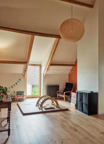 Au calme, au cœur d’un environnement naturel préservé, découvrez cette authentique longère de caractère d’environ 200 m² habitables, implantée sur plus de 13 hectares de prairies, bois et proto-forêt.

La maison a bénéficié d’une rénovation de qualité privilégiant les matériaux biosourcés, permettant d’obtenir un diagnostic énergétique performant. Une partie des aménagements reste à finaliser, laissant aux futurs propriétaires la possibilité de personnaliser certains espaces selon leurs envies.

Les travaux déjà réalisés (entreprises locales) :
•	Pose d’IPN
•	Charpente et couverture (2019)
•	Menuiseries double vitrage à isolation renforcée (2020)
•	Électricité de l’étage refaite en 2025
•	Ballon thermodynamique 250 L (2025)
•	Chauffage par chaudière à granulés et poêle à bois (2018)

Distribution :
Au rez-de-chaussée :
•	Grande pièce de vie traversante et triple exposition de 73 m²
•	Cuisine séparée
•	Buanderie/Local technique
•	WC séparés
À l’étage :
•	3 grandes chambres de 17 à 21 m²
•	Salle d’eau
•	Salle de jeux / bibliothèque de 34 m² avec toit cathédrale
•	Mezzanine à aménager selon vos projets
Travaux restant à prévoir :
•	Rafraîchissement du rez-de-chaussée selon les goûts des futurs acquéreurs
•	Assainissement autonome non conforme

Dépendances :
•	Hangar de 80 m² avec chambre froide
•	Appentis de 20 m² avec barbecue, eau et électricité

Extérieurs :
Le terrain de 13 hectares offre un cadre rare, mêlant prairies, bois et espaces en libre évolution, idéal pour un projet de vie au vert, une activité agricole, équestre, artisanale ou d’accueil. Une mare ainsi qu’un autre petit point d’eau viennent enrichir cet environnement préservé (Charte Natura 2000), favorable à la biodiversité et à la richesse des écosystèmes locaux.

Photos supplémentaires sur demande

Un bien atypique et évolutif, alliant charme de l’ancien, confort énergétique et fort potentiel. Unique sur le secteur.