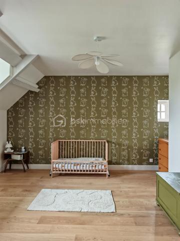 Au calme, au cœur d’un environnement naturel préservé, découvrez cette authentique longère de caractère d’environ 200 m² habitables, implantée sur plus de 13 hectares de prairies, bois et proto-forêt.

La maison a bénéficié d’une rénovation de qualité privilégiant les matériaux biosourcés, permettant d’obtenir un diagnostic énergétique performant. Une partie des aménagements reste à finaliser, laissant aux futurs propriétaires la possibilité de personnaliser certains espaces selon leurs envies.

Les travaux déjà réalisés (entreprises locales) :
•	Pose d’IPN
•	Charpente et couverture (2019)
•	Menuiseries double vitrage à isolation renforcée (2020)
•	Électricité de l’étage refaite en 2025
•	Ballon thermodynamique 250 L (2025)
•	Chauffage par chaudière à granulés et poêle à bois (2018)

Distribution :
Au rez-de-chaussée :
•	Grande pièce de vie traversante et triple exposition de 73 m²
•	Cuisine séparée
•	Buanderie/Local technique
•	WC séparés
À l’étage :
•	3 grandes chambres de 17 à 21 m²
•	Salle d’eau
•	Salle de jeux / bibliothèque de 34 m² avec toit cathédrale
•	Mezzanine à aménager selon vos projets
Travaux restant à prévoir :
•	Rafraîchissement du rez-de-chaussée selon les goûts des futurs acquéreurs
•	Assainissement autonome non conforme

Dépendances :
•	Hangar de 80 m² avec chambre froide
•	Appentis de 20 m² avec barbecue, eau et électricité

Extérieurs :
Le terrain de 13 hectares offre un cadre rare, mêlant prairies, bois et espaces en libre évolution, idéal pour un projet de vie au vert, une activité agricole, équestre, artisanale ou d’accueil. Une mare ainsi qu’un autre petit point d’eau viennent enrichir cet environnement préservé (Charte Natura 2000), favorable à la biodiversité et à la richesse des écosystèmes locaux.

Photos supplémentaires sur demande

Un bien atypique et évolutif, alliant charme de l’ancien, confort énergétique et fort potentiel. Unique sur le secteur.